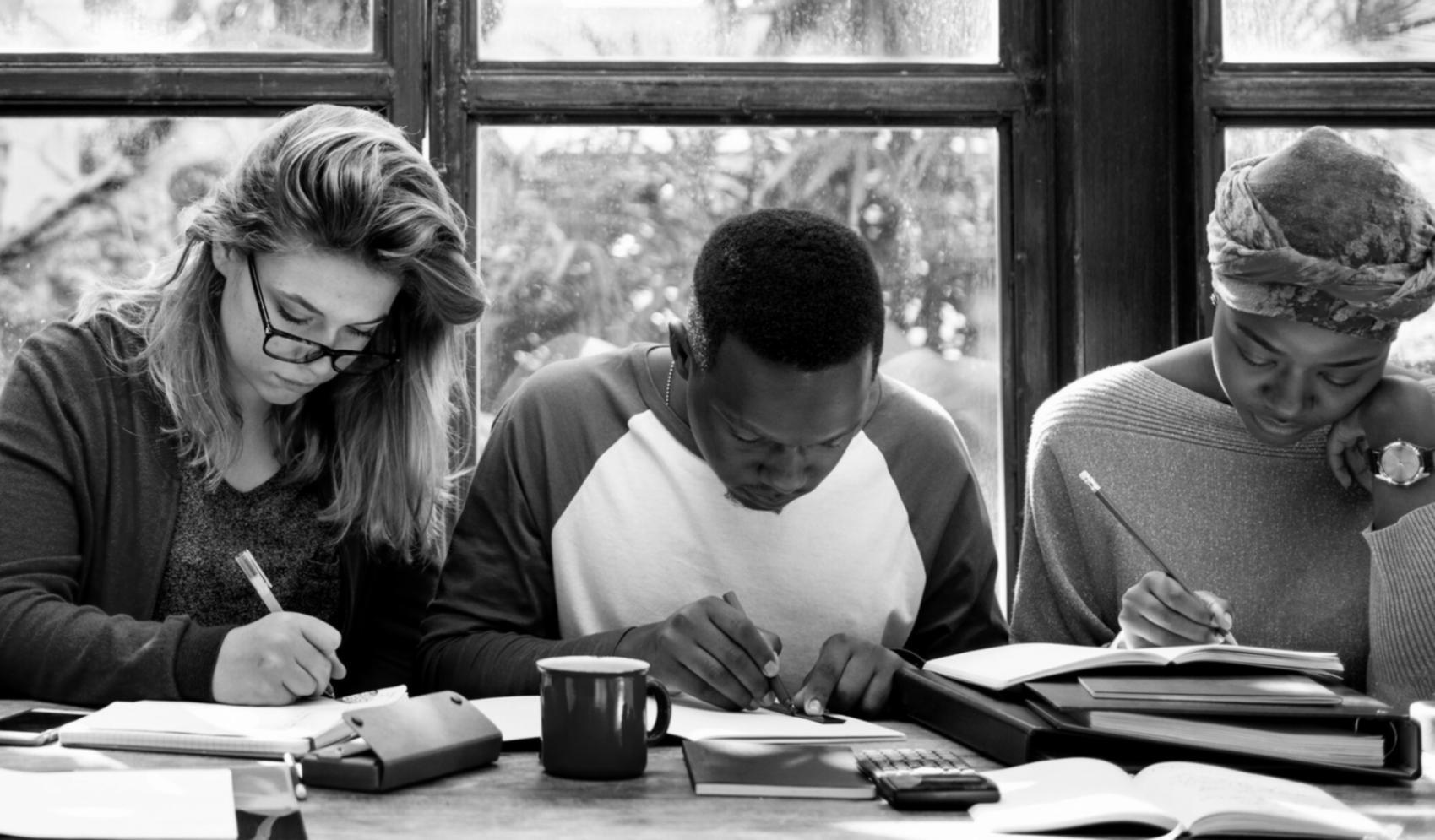 Il nostro team durante una consulenza personalizzata con i clienti